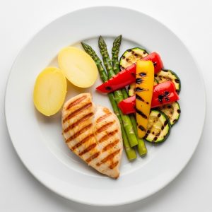 Menú 3 Ju: Light - Filete de pollo con verduras grilladas y rodajas de papa