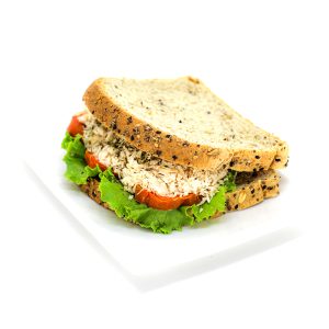 Pan Integral con Pollo Desilachado y Ensalada